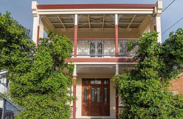 Studio in Ashgrove W/Bedroom Loft