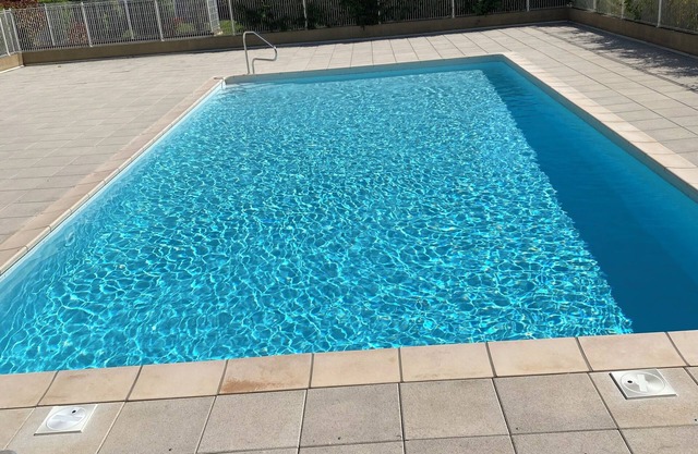 Studio pool ideal location Brignoles