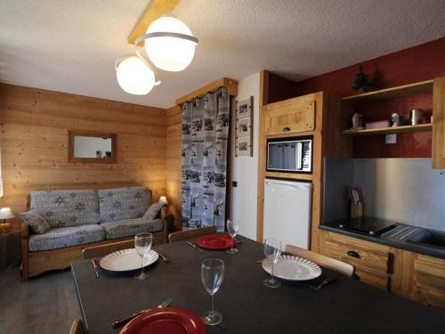 Studio rénové cosy, 4 pers, au pied des pistes, balcon ouest, proche commerces, parking inclus - FR-1-572-66
