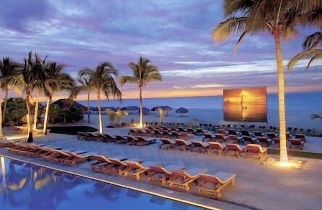 Studio Sleeps 2 | Beach | Pool | Hot Tub | Concierge | Lux Stay