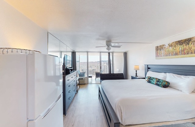 Studio with views of Diamond Head, private lanai, pool & hot tub