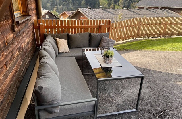 Stunning private villa for 10 people with WIFI, TV, patio and parking