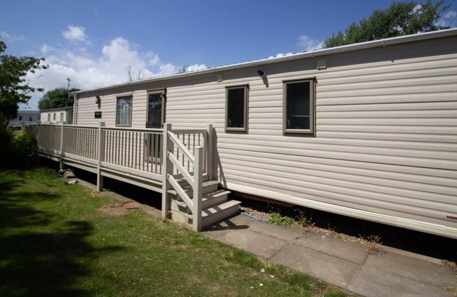 Stunning caravan with decking at Southview Holiday Park, Skegness ref 33070S
