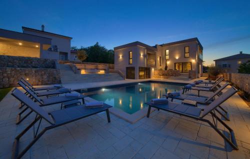 Stunning Home In Vrh With Sauna