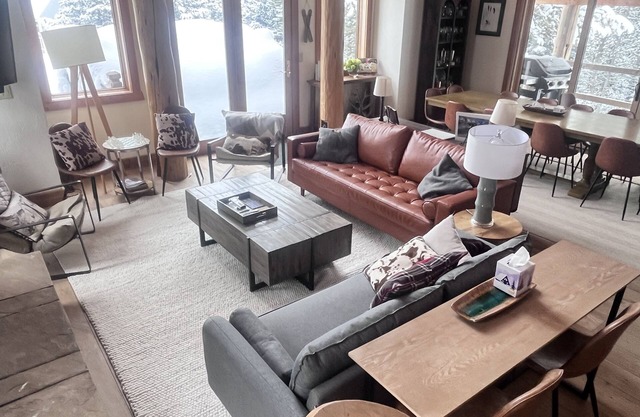 Stunning home near slopes with 3 decks, hot tub & 2 kitchens - dog-friendly