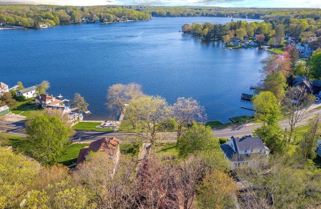 Stunning Lakeside Retreat