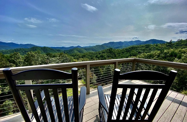 Stunning Mtn Views/Private/Sparkling Hot Tub/WI-FI