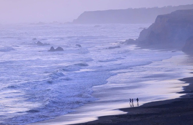 Stunning oceanfront views, beach, hot tub