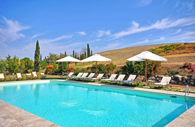 Stunning private villa with WIFI, private pool, TV, patio, panoramic view, close to Montepulciano