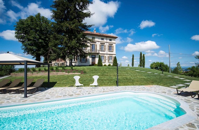 Stunning private villa with A/C, private pool, WIFI, TV, patio, panoramic view and parking
