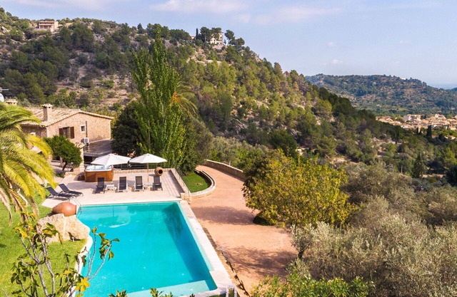 Stunning private villa for 8 guests with private pool, WIFI, A/C, TV, patio and panoramic view