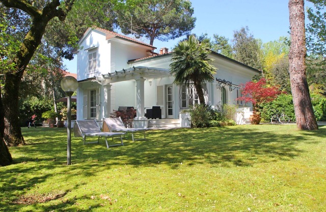 Stunning private villa with WIFI, A/C, TV, veranda, pets allowed, parking, close to Forte Dei Marmi