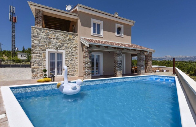 Stunning private villa for 8 guests with WIFI, A/C, private pool, TV, terrace and parking