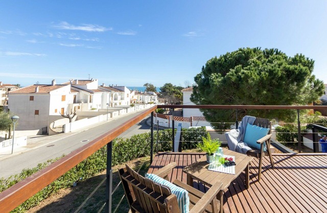 Stunning private villa for 10 guests with A/C, WIFI, private pool, TV, patio and pets allowed