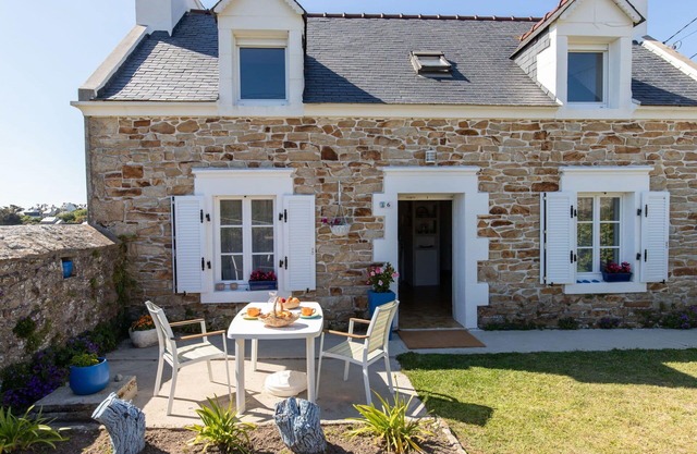 Stunning private villa for 5 guests with TV, terrace, pets allowed and panoramic view