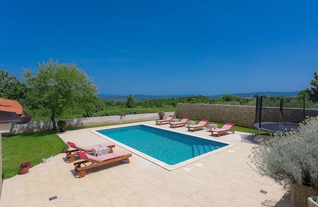 Stunning private villa for 10 people with WIFI, private pool, A/C, TV, terrace and parking