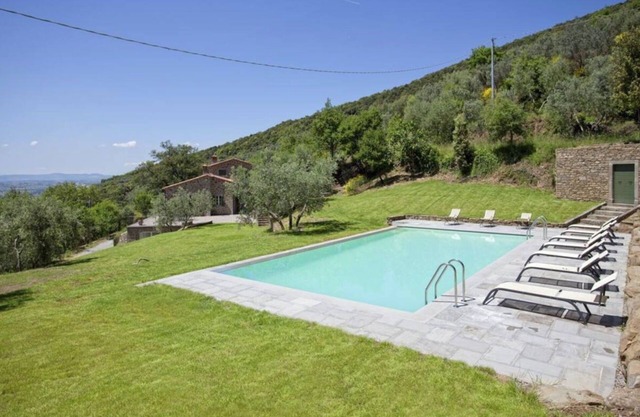 Stunning private villa for 11 people with hot tub, private pool, sauna, WIFI, A/C, TV and parking