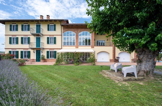 Stunning private villa with hot tub, WIFI, TV, patio, pets allowed, panoramic view and parking