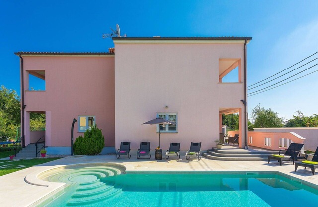 Stunning private villa with private pool, WIFI, A/C, TV, terrace, pets allowed and parking