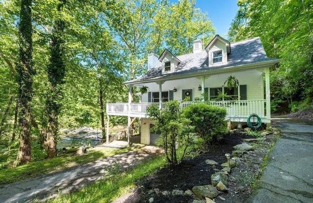 Stunning Rushing River Views ~ North Georgia Mountains ~ Short Hop to Town!