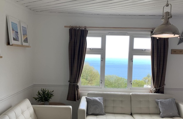 Stunning Sea Views on North Devons Glorious Coastline. Dog Friendly & SW Path