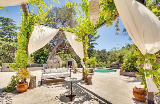Stunning Sherman Oaks Villa: On-Site Walking Paths