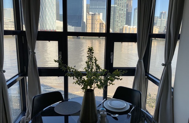 Stunning views - 2 BR beautiful apartment set on the River Thames with parking