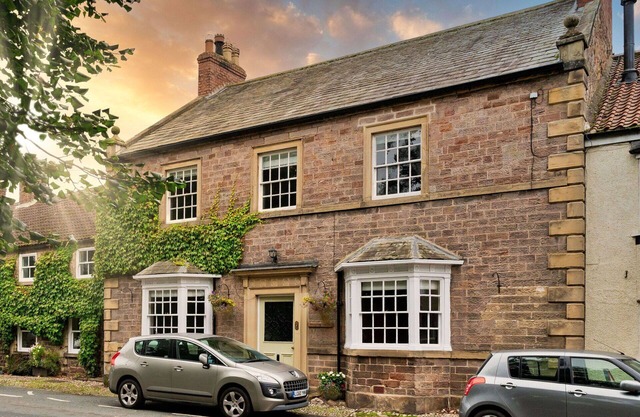 Stunning villa for 14 people with hot tub, WIFI, TV, pets allowed and parking