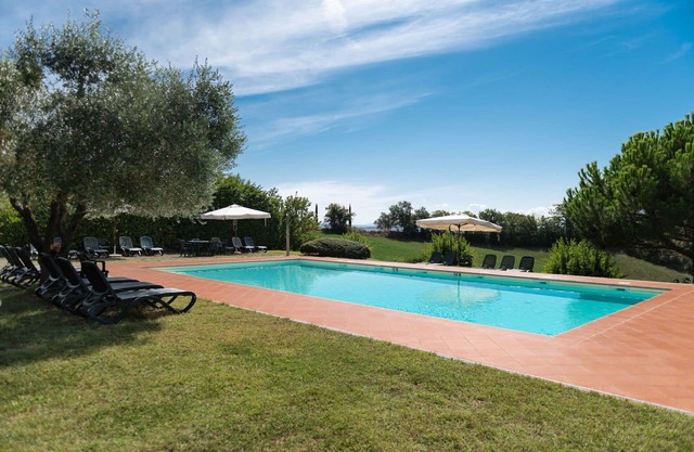 Stunning villa for 10 people with WIFI, pool, TV, pets allowed and parking