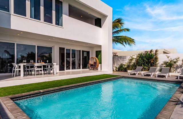 Stunning Villa w/Private Pool, Near Arashi Beach!