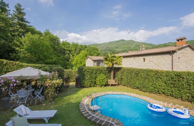 Stunning villa with WIFI, private pool, TV, balcony, pets allowed, panoramic view and parking