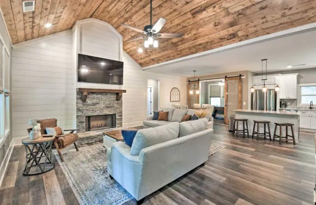 Stunning Woodsy Retreat w/Hot Tub + Firepit Near Vineyards/Orchards/Downtown