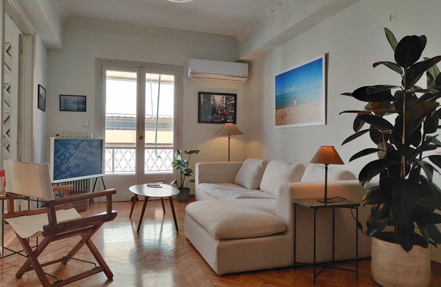 Stylish 1BR Apt With Retro Kitchen View Balcony