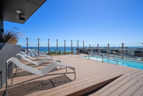 Stylish 2-Bed Unit with Views & Rooftop Access