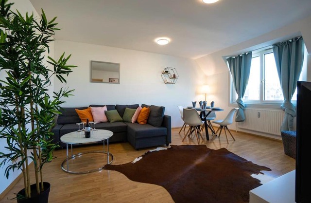 Stylish 2 Floor Penthouse 15 min to City Center