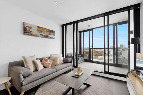 Stylish 2BR with Story Bridge & Fireworks Views