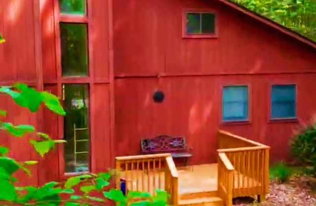 Stylish 3 Bed Mtn Retreat with HOT TUB, KING SIZE BED & Resort Style Amenities.