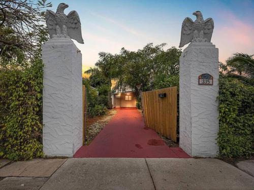 Stylish 3BR Home & Hottub Near Beaches & Downtown