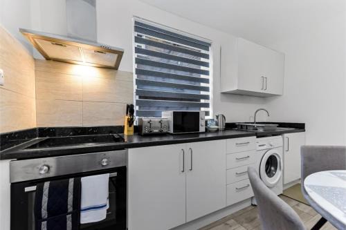 Stylish and Convenient 2BD Flat w/Outdoor Space