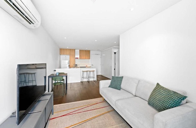 Stylish City-View 1BR Apt in St Kilda