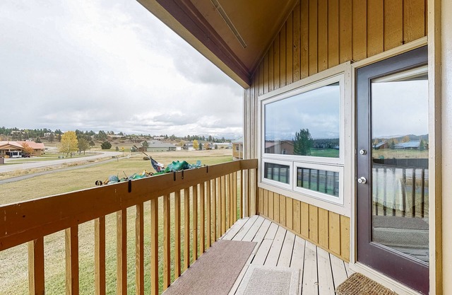 Stylish downtown getaway with private deck, fast WiFi, full kitchen & fireplace