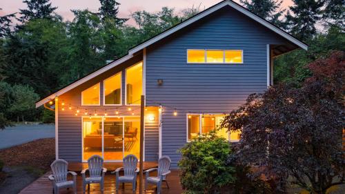 Stylish Forest Getaway on Whidbey Island Near Beaches Wineries Trails Cedarview Retreat by AvantStay