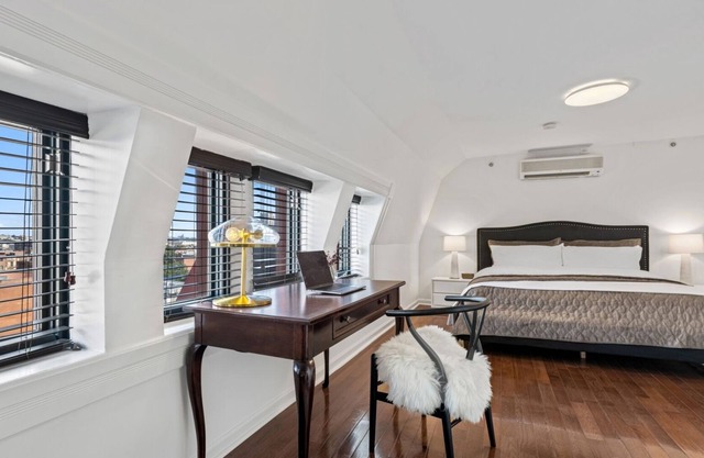 Stylish King Studio in Historic Mt. Vernon