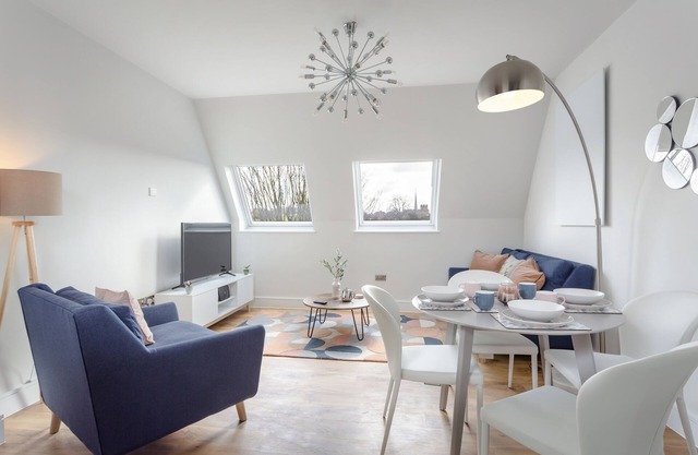 Stylish & Modern: Central Hitchin - with Parking