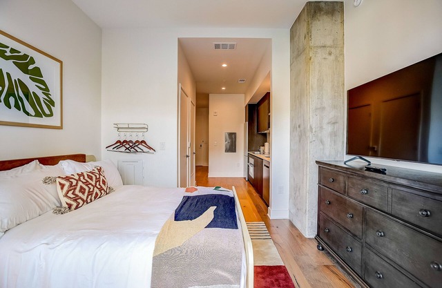 Stylish Rainey Street condo w/private balcony - rooftop pool & gym