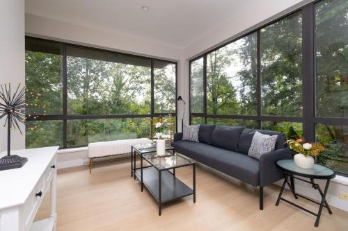Stylish Scenic Oasis 2 Bedroom Suite West Van