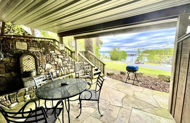 SU15, Spacious studio with full kitchen, dining table and rock patio overlooking the lake! Hotel Room