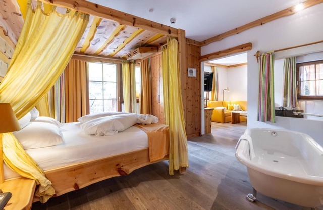 "Suite Arnika" with bathtub, shower, WC (4-6 n.) - Nature and wellness hotel