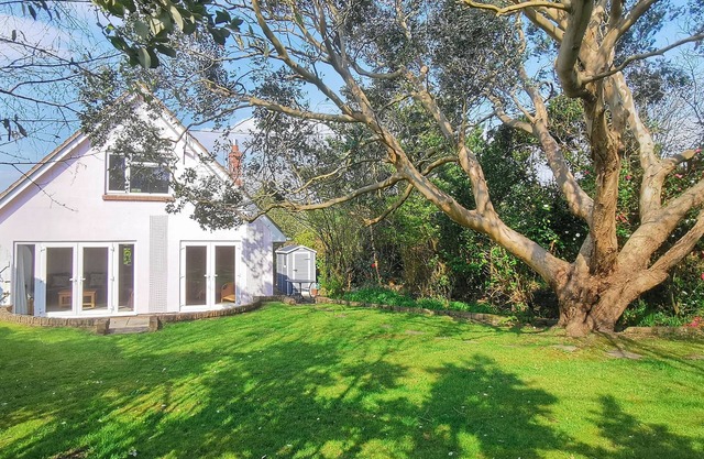 Summer Shores - 3 Bed | Coastal | Private Garden
