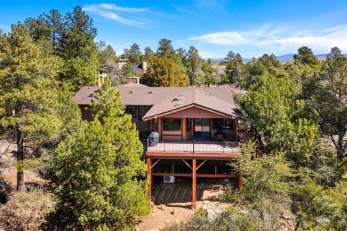 Summit Lodge- Sleeps 10, 4 Full Bath, Pet Friendly